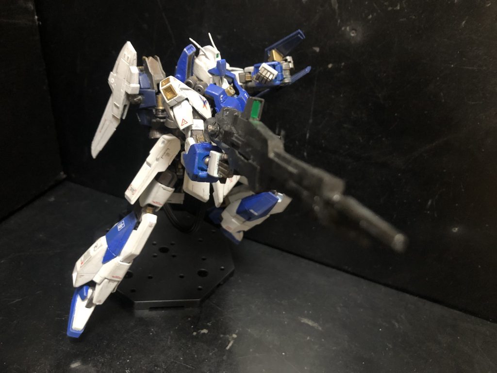オリジナルのリ•ガズィではBWSによるスペースファイターへの可変機構が用意されてはいた。スペースファイター形態は「戦場へ迅速に展開・奇襲するためだけの手段」と割り切れば合理的な機構と言える。しかし、MS時にはBWSを廃棄せねばならず、コストの問題から量産化は見送られていた。量産化、低コスト化、構造の単純化、TMSに求められている問題は山積みと言える。