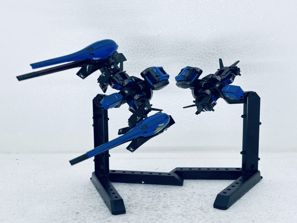 ロジャーは脱出の際に負った傷と、癌のため、余命幾許もない状態だった。モーガンはロジャーが辛くも持ち出したサイコプレート技術データーを譲り受ける。誇り高き研究者、ロジャーは旅立った。モーガンはティターンズとしての誇りと技術者としての野望を胸に、シャアーアズナブル復活の噂があるネオ・ジオンの元へプリムローズ改で飛び立つのである。