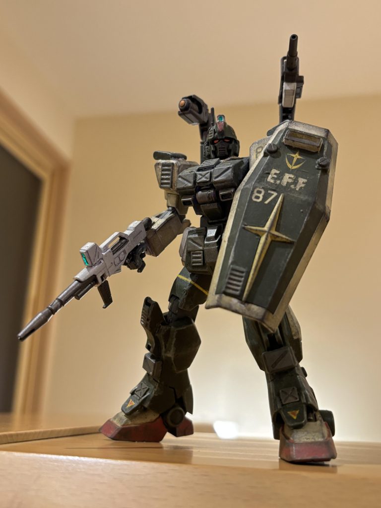 ヘント、生きていました。ヘントのガンダム、最初はこちらの画像の機体にする予定でしたが、なんかカッコ悪いかなぁ、と思い、本編に登場したにせEZ8にしました(gundam-kao10)この写真のガンダムは、頑張って改造したそれなりに思い入れのある機体でもあるのですが、アフリカ戦線ですし、サンドカラーのにせEZ8の方が合っていると思います。ちなみに、こちらのガンダムは