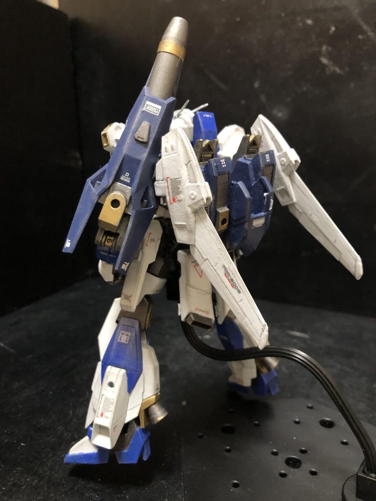 リ•ガズィ ライトニングカスタムは、可変構造をZガンダムへの原点回帰、尚且つ、構造の単純化を目指して再開発された機体である。AE内の可変開発室での開発となっており、上半身はリ・ガズィ、下半身はライトニングガンダムとなっており、現在では非常に入手しづらい機体で構成されている。