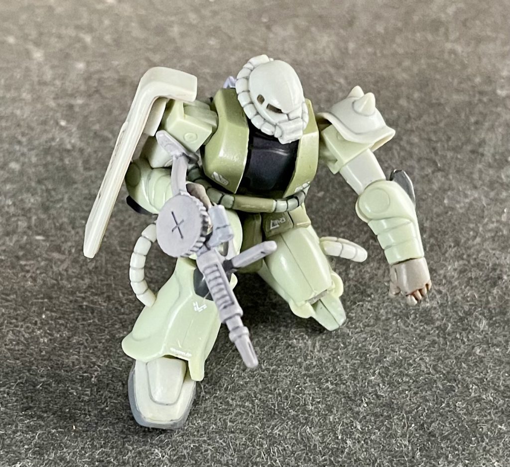 例のあのシーンも再現可(笑)いやマジで、昨今のアクションフィギュアに負けてない(笑)因みに、フロントアーマーは脚部と一体化されており、前後に動かしたとき、腹部の下に潜り込ませることにより、広範囲な可動を実現しています。以前発売されていた完成品トイ「可動戦士ガンダム」と似たような構造かな?