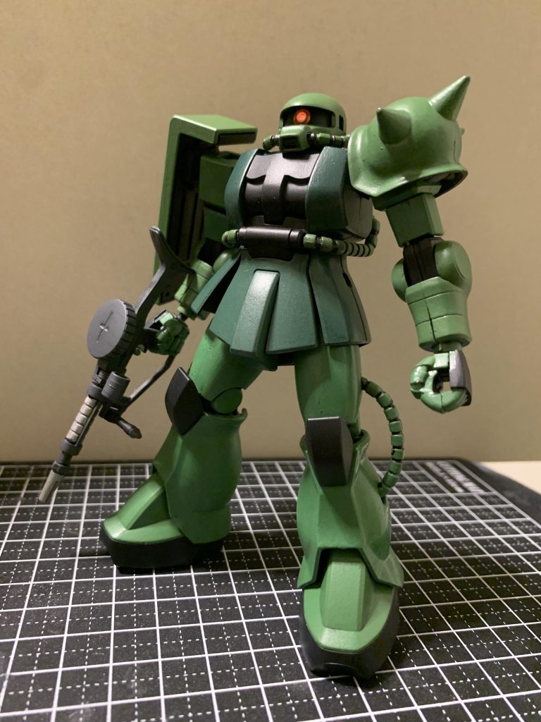 塗料はタミヤのエナメル塗料。胸部の濃いグリーンはパークグリーン＋ジャーマングレー、頭部・腕部・脚部の薄いグリーンは同じくパークグリーンにカーキを混ぜて作りました。原作はもう少し明るい色かも。