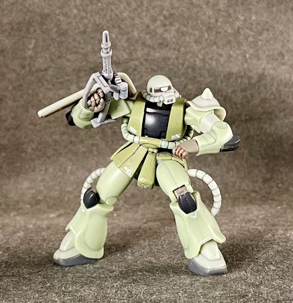 ※二種ともガワが違うだけで同一商品の為、量産型ザクの方で解説します。可動箇所解説首:二重関節肩:前後ロール・横スイング(胸部アーマーと連動して若干前後スイング可ショルダーアーマー&シールド:ボールジョイント上腕:横ロール肘:一重関節(結構深く曲がります手首:横ロール(右手はマシンガンと一体成型胸部:前後スイング腹部:ボールジョイント股間:ボールジョイント大腿部:横ロール膝:二重関節足首:ボールジョイント