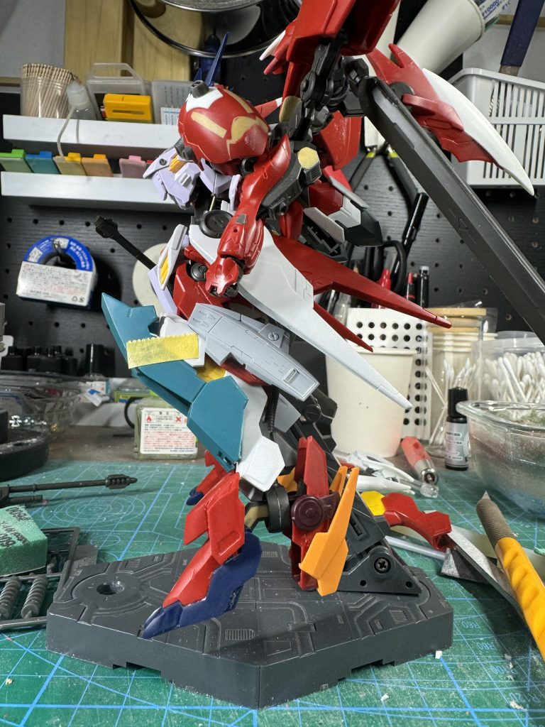 脚部にルブリスウル、ハルート、ノーネームなど貼り付けてますねあとは各所肉抜き穴埋めたりサイドスラスター二重にしてみたり