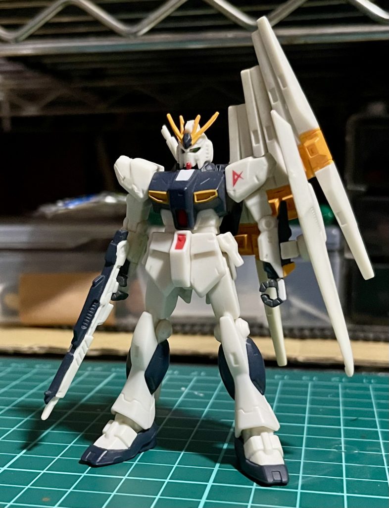 改造前はこんな感じ。各関節可動、肩の前後スイング、フロント及びサイドアーマー独立可動と、9㎝にも満たないサイズ＆300円という低価格帯でありながら、当時としては大変よく出来ているモデルなんですが、そのサイズと価格帯ゆえに詰めが甘い部分も何ヵ所かアリ、そこを重点的に改造しました。