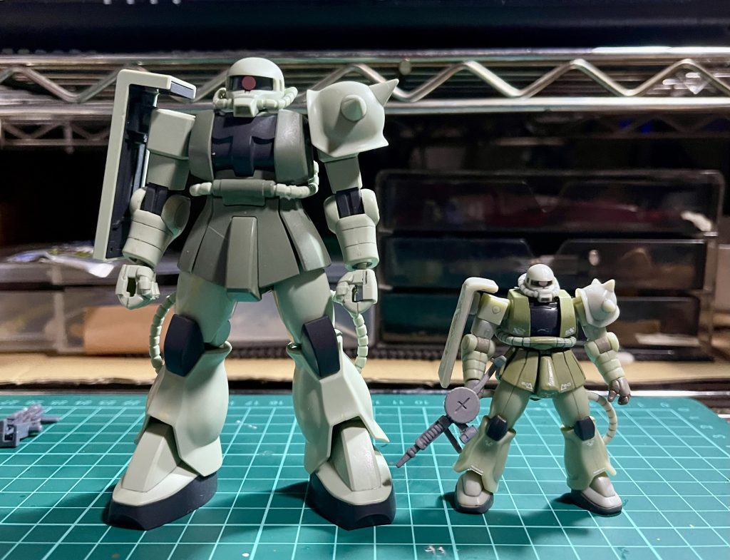 最後に、参考としてHGUC 1/144 ザクとのサイズ比較画像。脚部の長さ程しかありません(笑)以上、最後まで閲覧いただき、ありがとうございました!See you next build !
