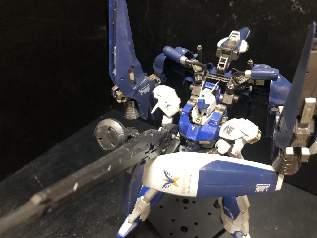 B装備はBWSの特徴と、グリプス戦域時に活躍したGディフェンサーの特徴を併せ持つ兵装となる様に開発されている。リ•ガズィのBWSでは、推進機はついておらず、基本的には戦域到着後は廃棄されてしまう。B装備では廃棄せず、そのまま装備として使用する仕様となった。