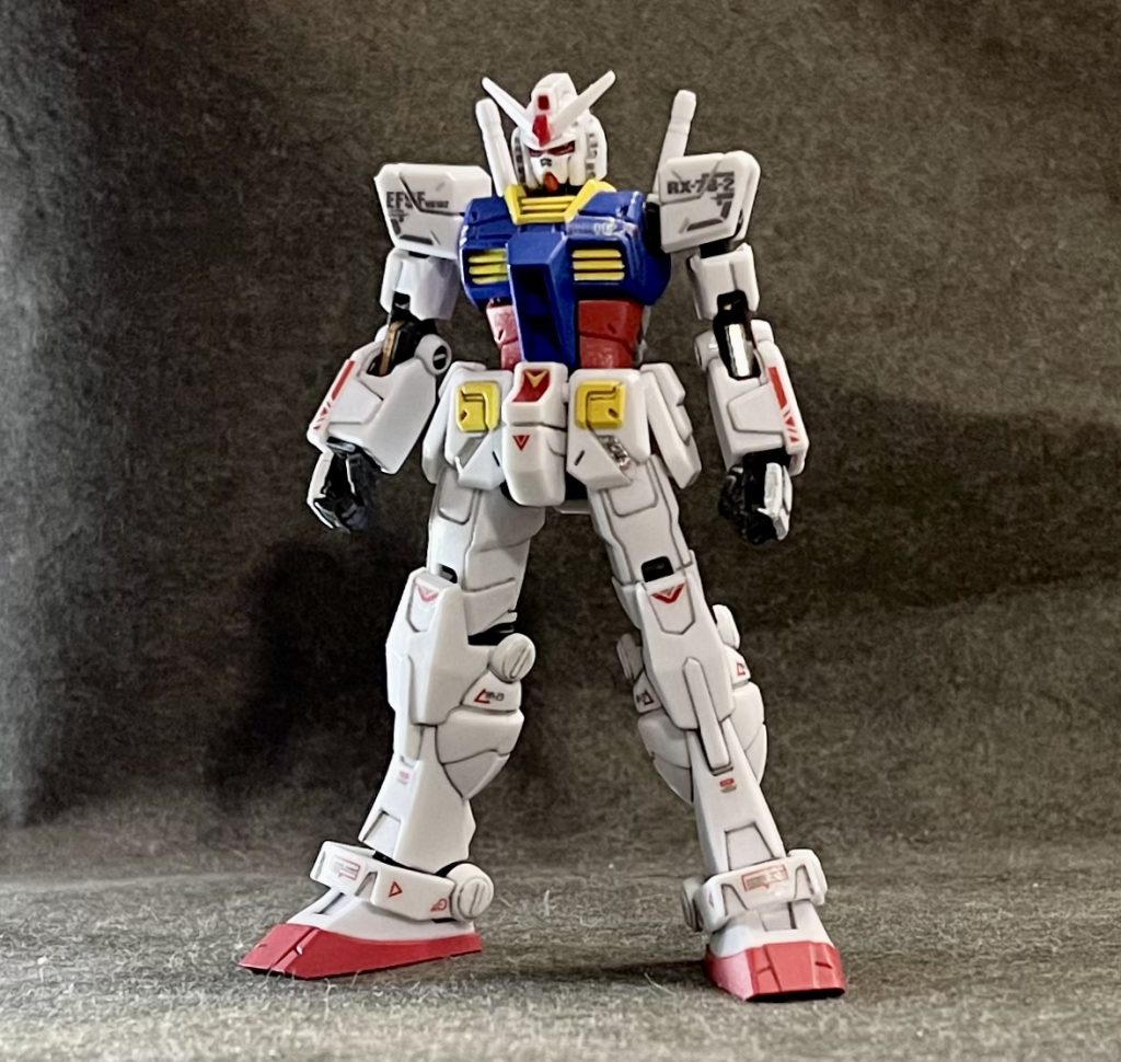 装備無しフロントスミ入れ、部分塗装を行って、余りもののRGのシールやら100均のプラモ用ステッカーやらを貼り付けて、最後にトップコート吹いただけの簡単仕上げ。1/200スケール(約9㎝)なので、HCM-proとかスピードグレードコレクションとかと同サイズ。てかこれ、アレだよね…現代版HCM-Proといっても過言じゃないレベルの出来。価格も同じだし(笑)