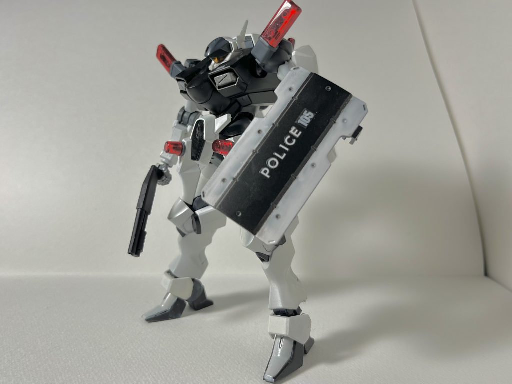 HGザウォートにコトブキヤ製の「ウェポンユニット41 バリスティックシールド」に付属するパトランプやシールド・ショットガンを持たせました。ほとんど3mm軸で接続できるのでお手持ちの機体を簡単にパトレイバー化できる優れもの。シールドはそのままだと保持できないのでキットに付属のライフルに接着し持ち手に。表面のPOLICEはセリアのネイルアート用のアルファベットシールを並べて貼っています。背中のパトランプはクリアカラーのガルバルディβのビームサーベルの基部。