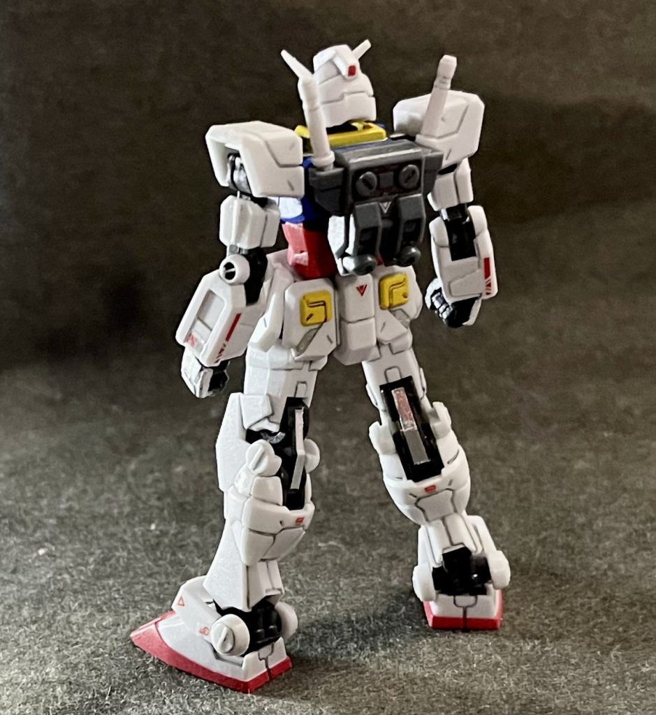 膝裏のメタリック部は、食玩モビリティジョイントガンダム付属のシールの余白部分を切り取って貼付けたもの(笑)使えるものは何でも使う(笑)