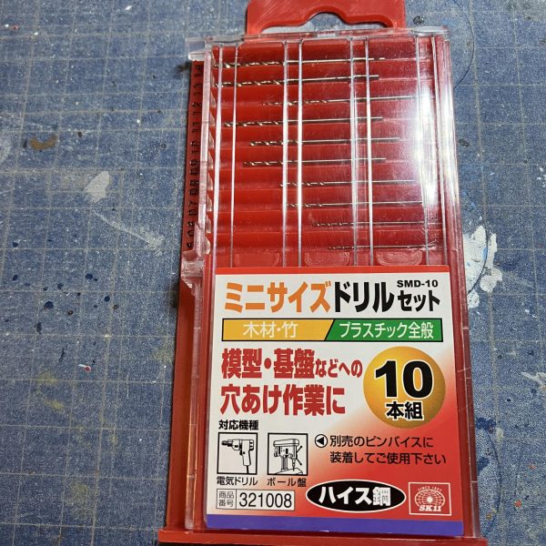 ティエレン進捗　٩( 'ω' )و今日は凹型風リベットを表現したすべく、ピンバイスでクリクリと◯を作っていきました 最初やった(左側)のが上手く行かず、等間隔にもならずガタガタですが(￣▽￣;) あと製作しながら話題の作品の最終回だけ観ました色々と思うところはありますが　笑まぁ今だからこその終わり方だったのではないでしょうか？  （2枚目）