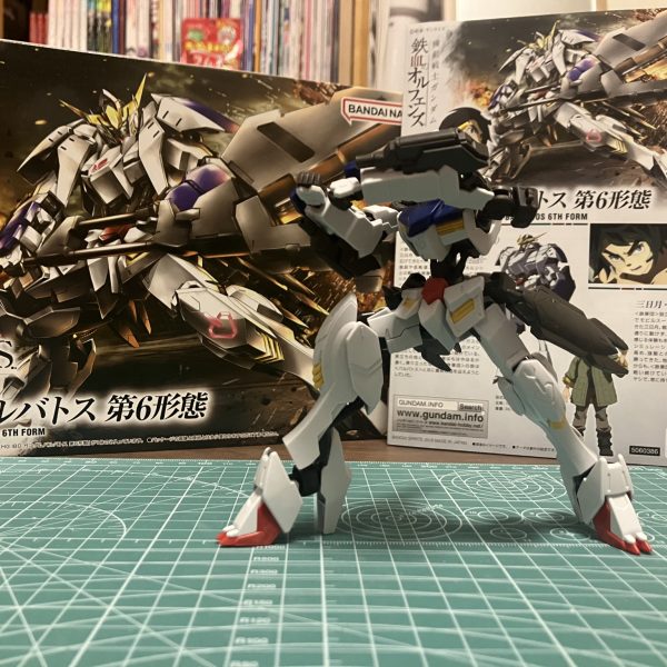 久々に時間があったので罪プラからバルバトス第6形態を作成。ランナー少なくてめっちゃ組みやすかった！ひとまずクタン参型（の太刀）入手するまではグレイズアイン戦ラストの再現（色々足りないけど）で飾る。思っていたより完成が遠くて四苦八苦しそう... （2枚目）