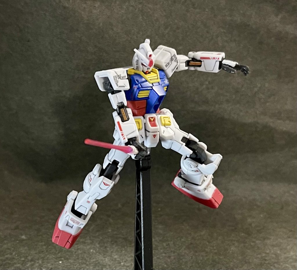 ビームサーベルはクリアバージョンの方にのみ付属(コスト調整枠とはいえ、商売がうまいね相変わらず(苦笑勿論、無塗装状態なのできちんと塗装しました。あと、平手パーツが左右付属。そうそう、この手のパーツを交換するとき、イチイチ前腕部の装甲を外さなきゃいけなくて、それがちと面倒(;´Д`)かなりシビアな設計になっているのかそれとも、サイズ的な問題なのか、Gフレームのように気軽に抜き差し出来ません。