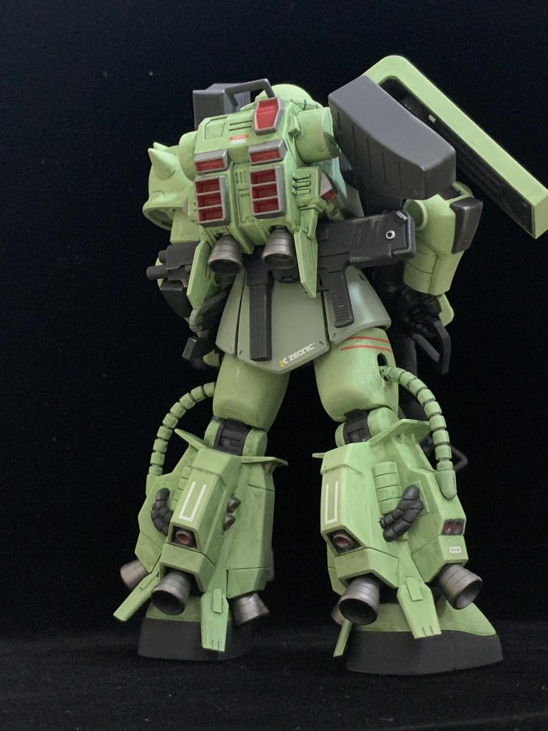 リアアーマーにネオジム磁石でマシンガンを取り付けています。以下、簡単にポージングです。