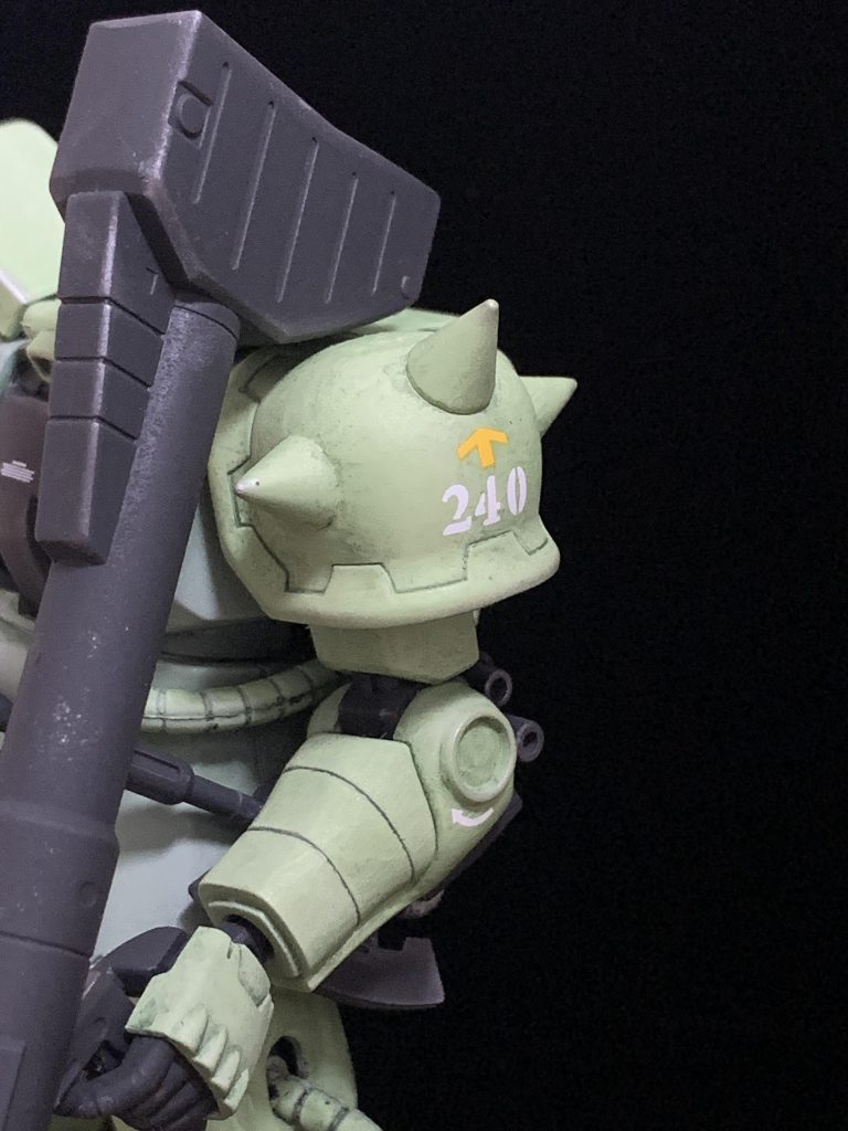 階級は少尉としました。部隊を率いるまでには至らない中エースくらいで、戦争中盤に初期型の高機動型ザクを受領したようなイメージです。戦争終盤まで生き残っていることから、ある程度使い込まれたザクということで、フィルタリングをある程度かけて退色表現をしてみました。