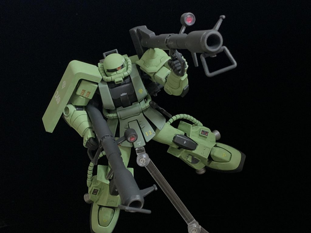 ジャイアントバズはHGUCドムのものです。グリップ部のみザクバズーカを使用していますので、安定して持たせられます。