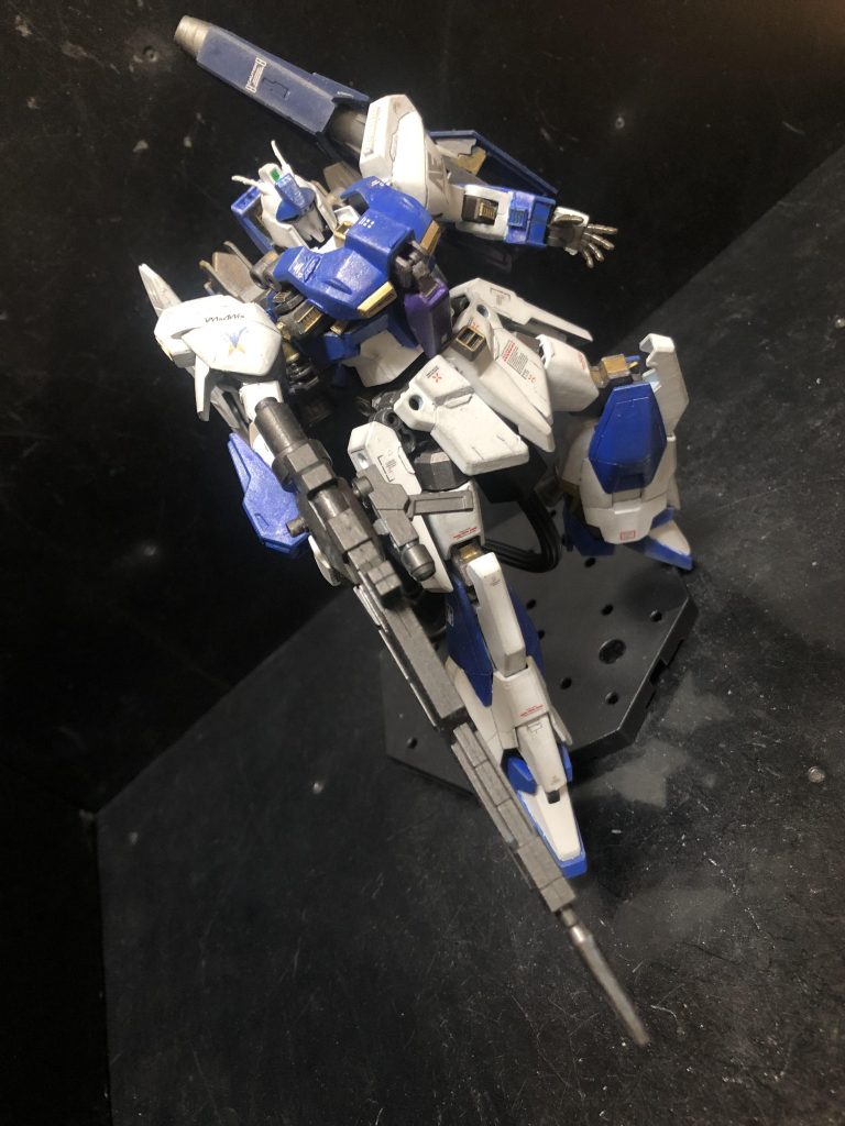 B装備からA装備の換装は、戦闘宙域では不可能であり、出撃時に作戦に応じて装備変更する必要がある。とはいえ、機体は同じと言っても装備により大きく特徴が変わる為、兵装の選択は容易であった。(画像はリ•ガズィ ライトニングカスタム A装備)