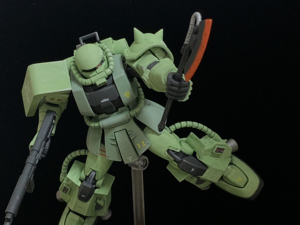 ヒートホークで格闘戦。オリジンザクのものを流用していますので、収納状態、展開状態それぞれ製作しています。