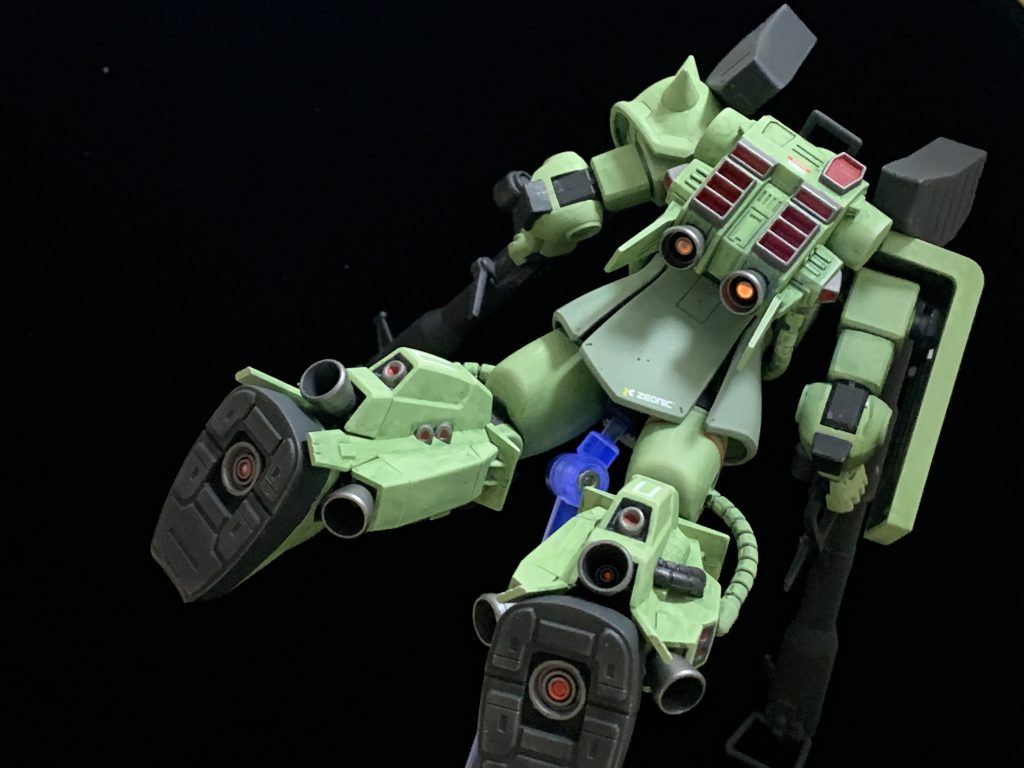 背部から。各部バーニアは基部を蛍光レッドで塗装したのでブラックライトで光ります。(分かりにくいですが)