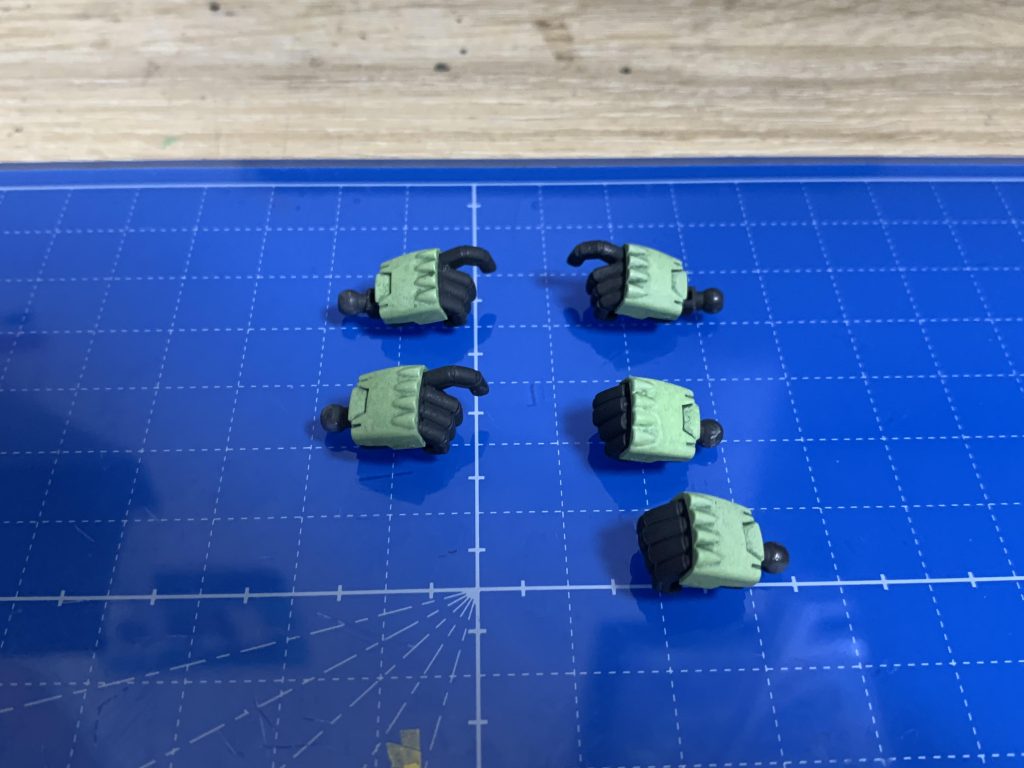 ハンドパーツは5つ用意しました。銃持ち手3つ、武器持ち手1つ、握り手1つです。平手は完成後にないことに気づきました(笑)