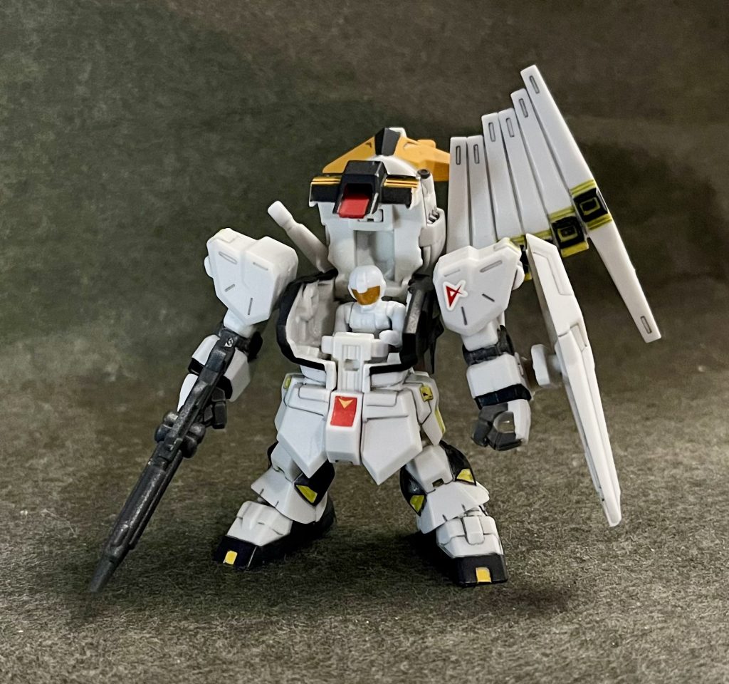 はい、ドーン!これこそが、この商品最大のウリ!(多分ボトムズのATよろしく、ハッチをパカっと開けると中にパイロットのミニフィギュアが!いやしかし、マジでATみたいやなこれ(笑)