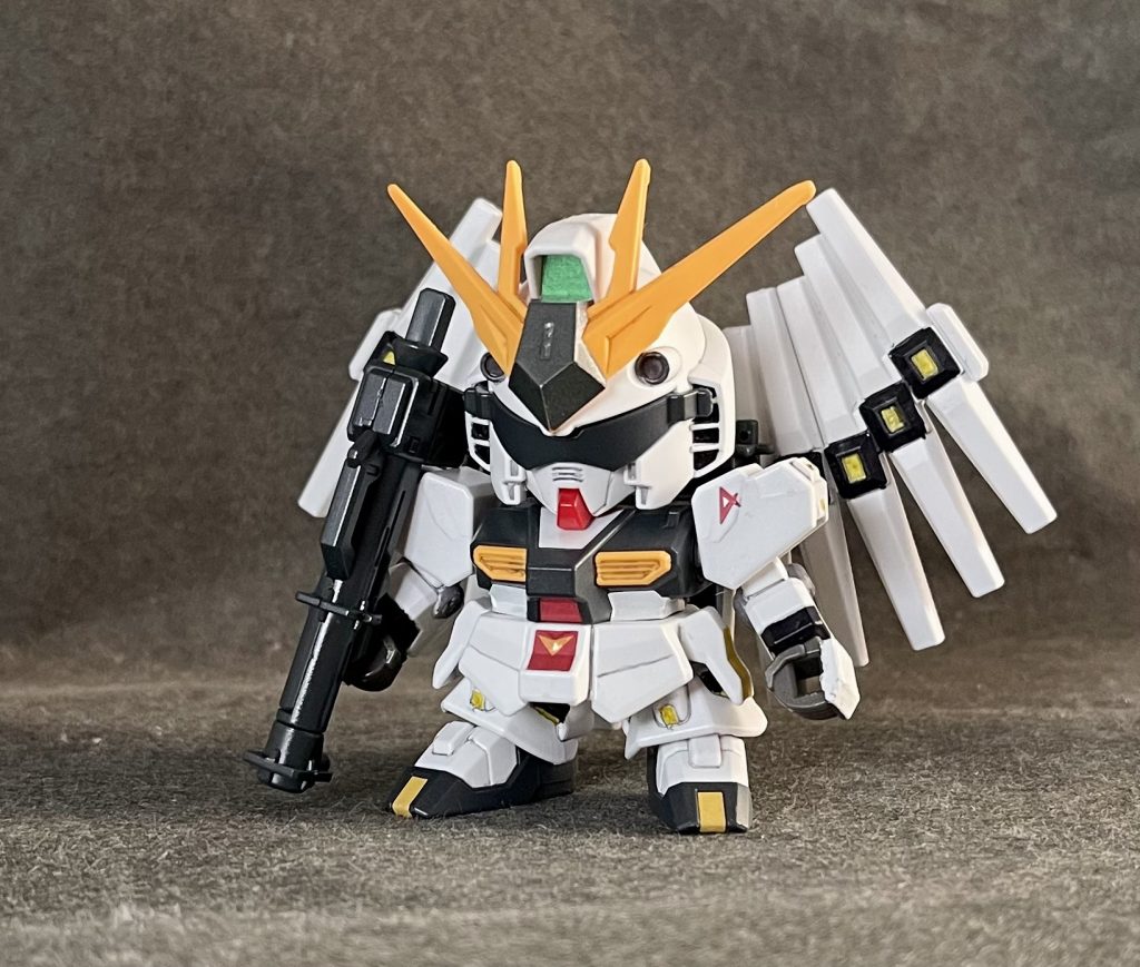 ガンダムにサングラス(合体時に頭部を使う場合に、目を隠すパーツだそうです。コメント欄にてご指摘頂きました。ありがとうございます<(_ _)>)という珍しい組み合わせ。武器類は、バズーカとダブルフィンファンネルのみ。