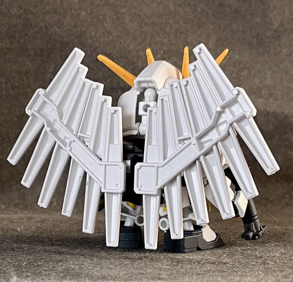 後頭部には、合体時に使うであろうジョイントアームらしきものアリ。