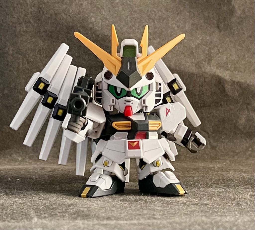 可動箇所は、首・肩・上腕付け根・手首・腹部・股関節・足首。但し、そっちこっちに干渉しまくりで、アクションポーズもこれが限界(笑)