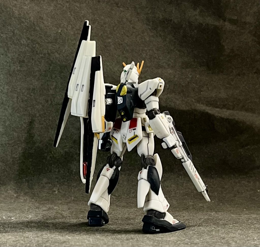 余談として、バズーカとビームサーベル装備のνガンダムがこれの次の弾でリリースされていたんですが、残念ながらゲットならず(^^;両方持っていれば、本当のフル装備仕様に出来たんだけど。そういえば、ユニバーサルユニットの時もそんな感じの商法だったような？？(笑)