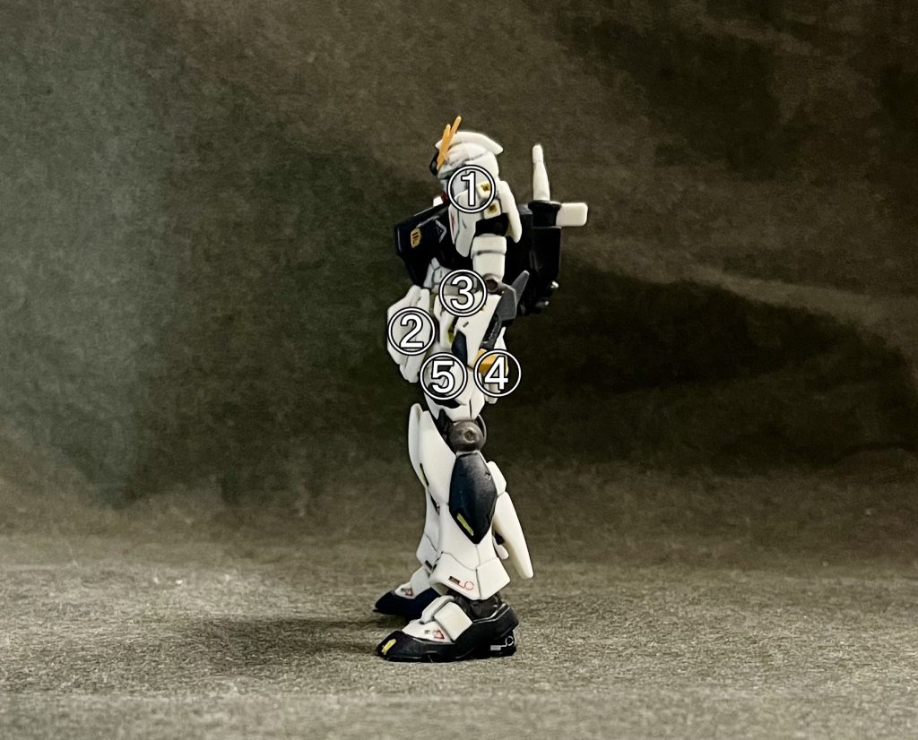 改造箇所を順を追って説明していきます。①首が短く顎が引けなかったので、軸受側（頭部側）の中にティッシュをちぎって丸めて中に詰め(笑)、首を延長。②45度程度しか跳ね上げられないフロントアーマーを、干渉する部分を削り取り、90度以上跳ね上げられるようにしました。③殆ど回らない腰部もやはり、干渉する部分を削り取り、可動範囲を大幅に広げました。④大腿部に密着していたリアアーマーは、角度を変更して取り付ける事で、脚部の後方への可動範囲を拡大。⑤大腿部を股関節軸の真下で切断し、横ロール軸を追加。因みに今回は、ギラドーガの時と違い、市販の改造パーツは一切使用していません。