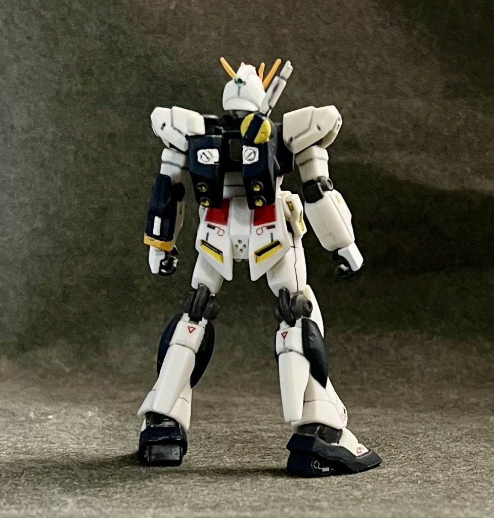 リアビューHGとかと同様に、細かいディテール追加などのアレンジは施されていないシンプルな造形なので、シールで情報量を増す作戦(笑)