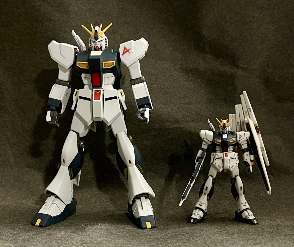 サイズイメージの参考として同機体のHGUC版と比較。半分にも満たない(笑)ぶっちゃけ、久々にHGUC引っ張り出したら、滅茶苦茶でかく感じてしまった(笑)以下、アクション↓
