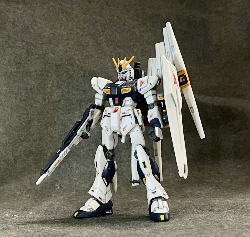 HMSセレクション９版νガンダムに付属するバズーカを取り付け、シールドを左前腕部の側面に取り付けたフル装備状態がこちら。