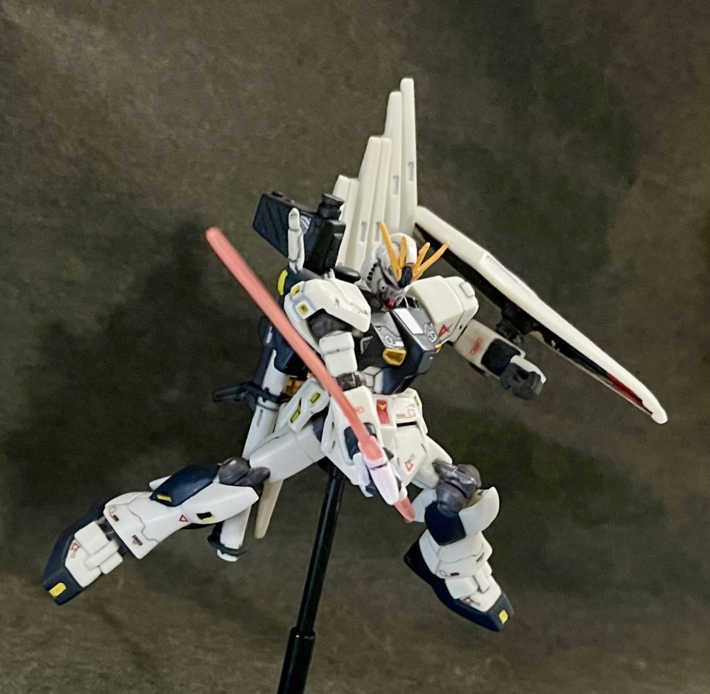 続いてアクションVol9版はビームサーベルも付属。PVC製なので、若干歪んでるけど(笑)いつも通り、お湯に浸してみたけど細長い所為か完全には元通りにならないね～てか、二体買わないと武器が全部揃わないという、バンダイのいつものアレ(笑)