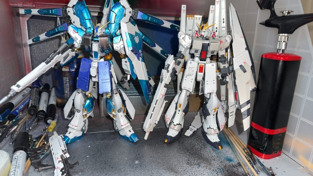 最後に去年組んだνガンダムHWS(墨入れのみ)と2ショットでw