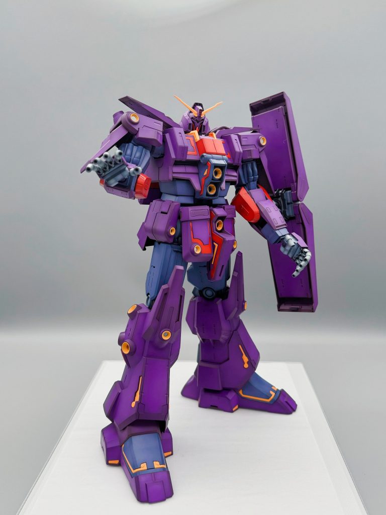 ポージング塗装に関して、フレーム、関節系は黒サフにガイアのグレー2でグラデーション。青グレー系の外装は黒下地に白でハイライトをつけてシャバくした…たしかフォグブルーあたりをかけて調整したと思います。紫の外装はサフエヴォのオキサイトレッドを下地に白でハイライト同じくシャバくしたフィニッシャーズのニンジャパープルをかけています。黄色部分は角や肩、模様?系はピンクサフの上にマンダリンイエローをこれはほぼベタ塗りで、メガ粒子砲やバーニア系はサフグレーの上に暗いオレンジを入れてからマンダリンイエローにしています。