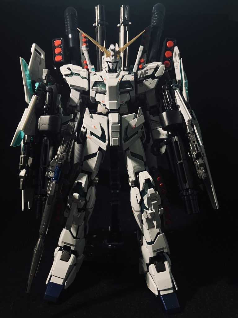 このステラパールホワイトは光の反射で緑色の粒子が光る塗料で、この塗料を初めて知った時からこのフルアーマーユニコーンに塗ろうと決めて買い溜めしていました。好きな塗料なのですが、いつのまにか生産が終了していたみたいなので残りの塗料を大事に使わないと(gundam-kao9)