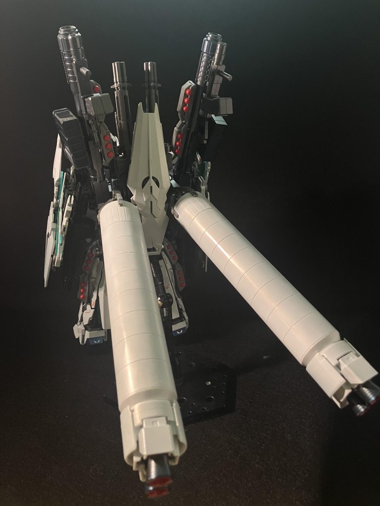 足にディテールを追加してます。それにしても重労働…終わらないヤスリがけ… 終わらない塗装…折れる肩のパーツ… 紛失するマスクのパーツ…よく頑張った!(gundam-kao2)