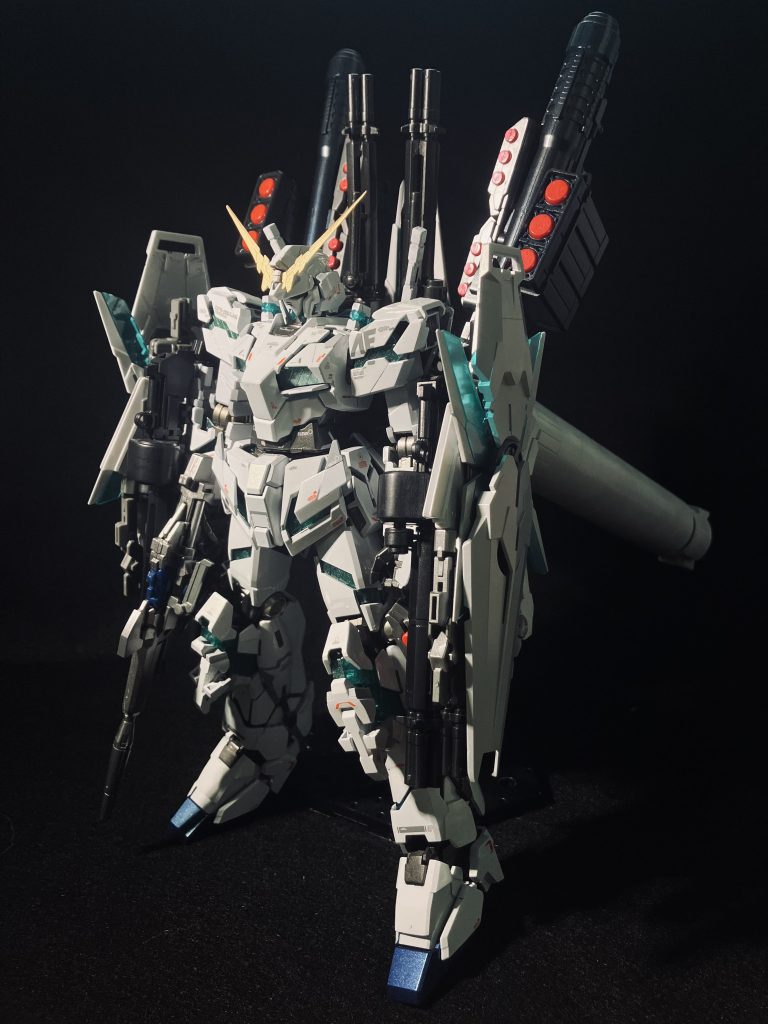 白の部分は、少しでもチタニウムフィニッシュっぽさが出たらいいなーと思いつつシルバーの下地にホワイトとクリアーホワイトを混ぜたものを塗装しました。結果ただのホワイトのような…青はキャンディ塗装、関節などは黒鉄色、サイコフレームはクリアグリーンを塗装した後、シルバーをかなり薄く塗りました。最後に全体に緑サイコフレーム要素を入れたかったので、LINKL PLANETステラパールホワイトを上から吹きました。写真では分かりづらいですが実際に見るとかなり緑に輝いてます!(zaku-kao2)