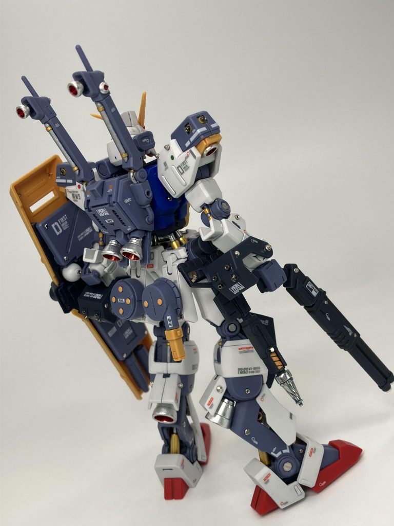 バーニアは親の顔より見たガンダムマーカー、今回は各所に色んなタイプのマーカーを使用しました😁カッパー表現や白金、ステンレスなど意識してみましたが、まだまだ研究が必要ですね🧐