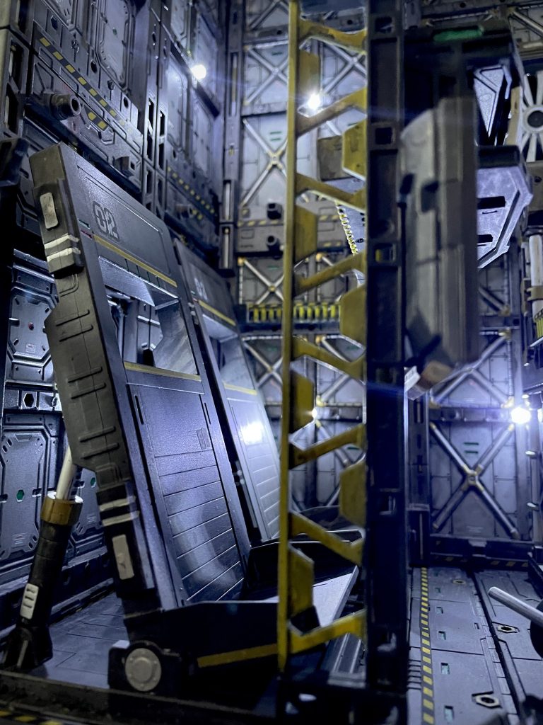 最近は2機編成が話題ですが、ガンダムは3機編成が多い為、ホワイトベースMSハンガーを使って3機までは同時展開可能にしています