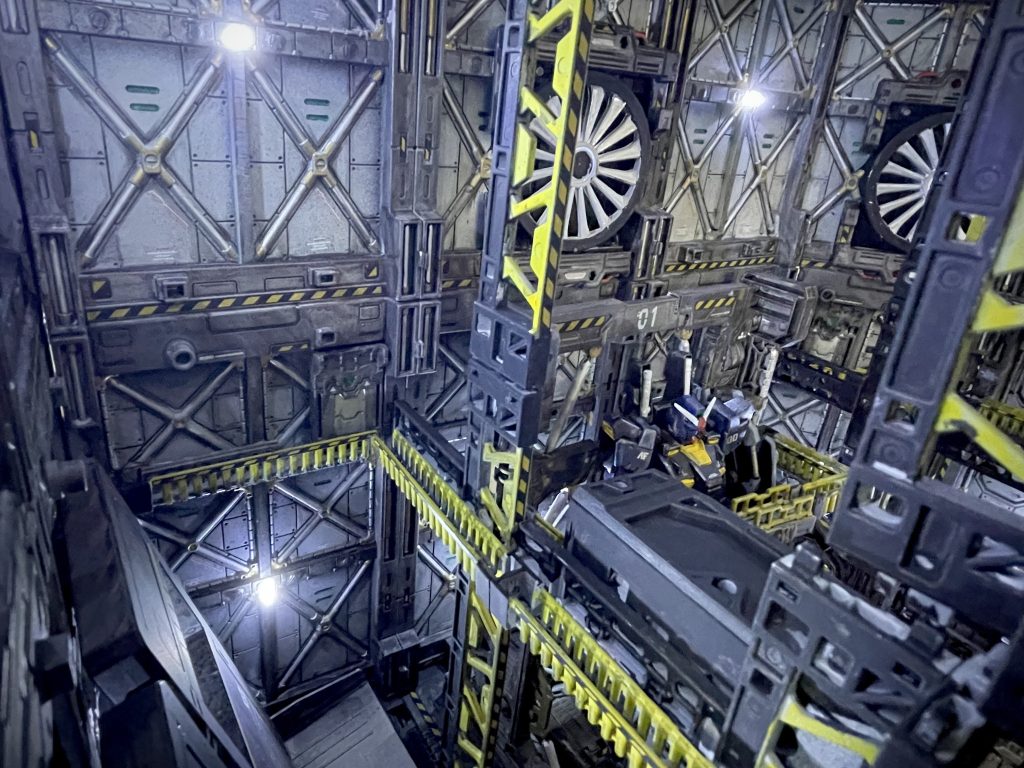 カタパルトの足場で格納庫へのハッチを表現空調ファンは100均の芳香剤のフタで表現