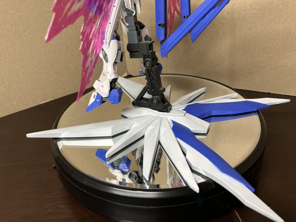 専用台座。MGデスティニーの台座に穴をあけ、アクションベースを取り付けています。