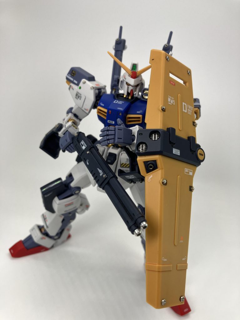 シールドには思いつきでメッシュグリルを表現😉両脚部の膝あたりのスリット状のモールドにはオーロラデカール&レジン液でセンサーっぽく🥴バイアランの時の反省を生かして下地にシルバーを、オーロラっぽくなりました🤗 ですがレジン液は少なめの控えめな輝きで✨