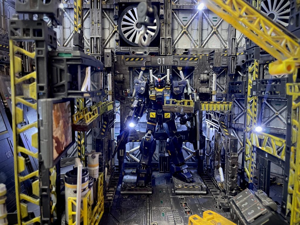 レシピビルダーズパーツ システムベース 1、ホワイトベースMSハンガー 2連結ディスプレイシリーズディスプレイベース 8、拡張床 3、側面壁 6、カタパルト 1、司令室 1、移動通路 1、階段 2、カスタマイズシール 10土台はアルティメットコンテナ大を使用し、その他100均素材多数と武器ジャンク、トミカで作成