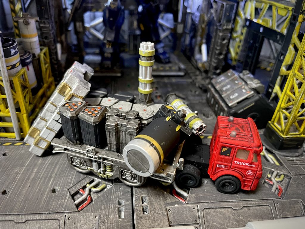 100均のコンテナ用台車と、余っていた武器パーツとトミカのトラックで『武器満載のトラック』