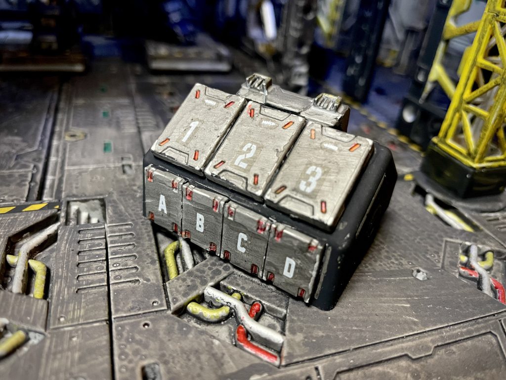 100均のミニチュアスピーカーとディスプレイベースの連結パーツで『何か入っているコンテナ』