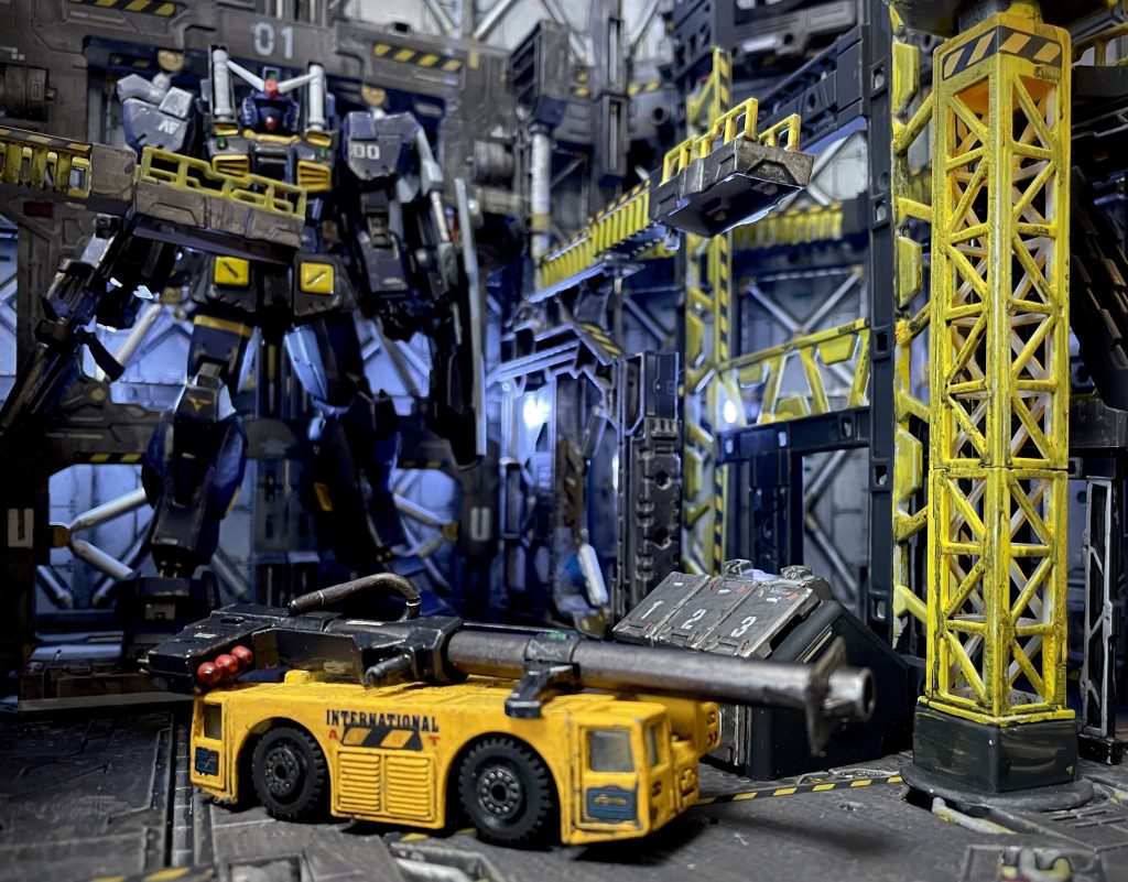 トミカ上にぶきをのっけただけの『武器をMS付近まで運ぶ車両』