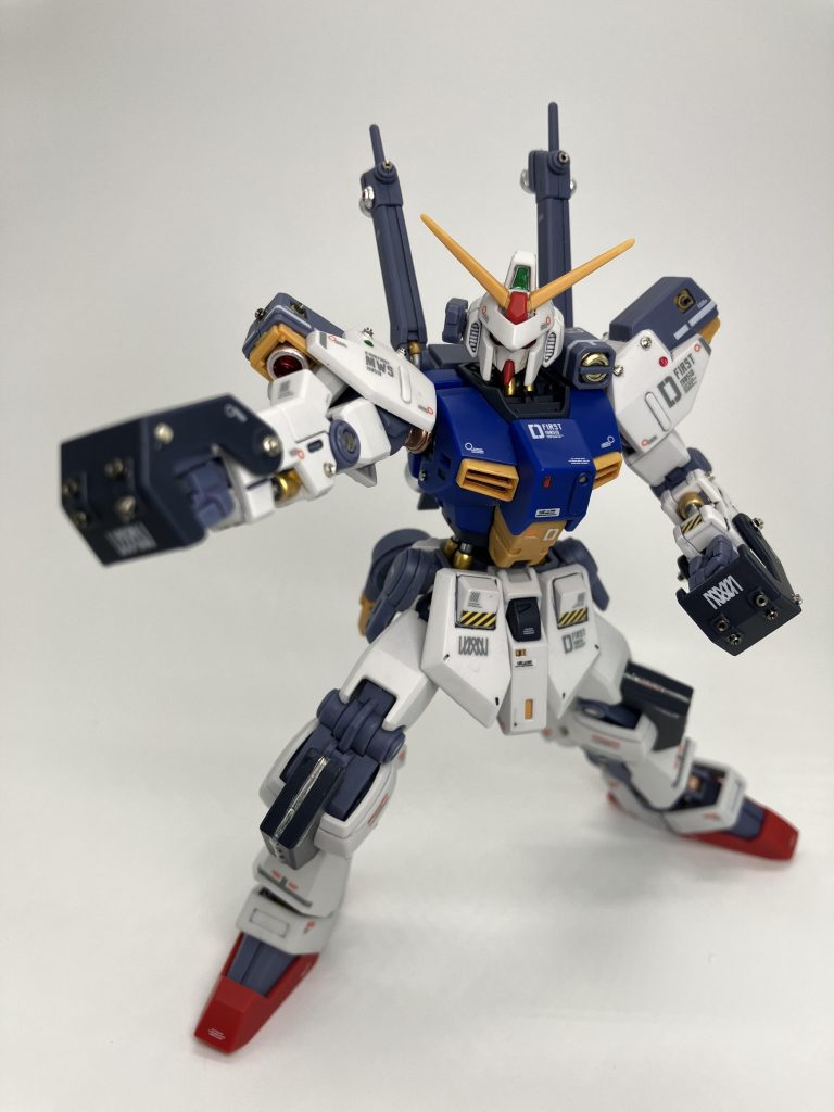 両腕には🥊接近戦ボクシング用の武装が面白いですね😚そのナックルクラッシャーにも、とりあえずメタルパイプなど付けるんですが🤩