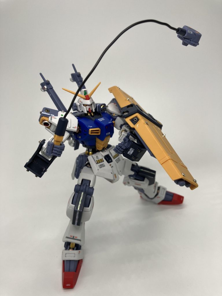 背部アーマーには有線爆弾が付属、リード線で躍動的に🤗ケンプファーのチェーンマインを思い出します😆